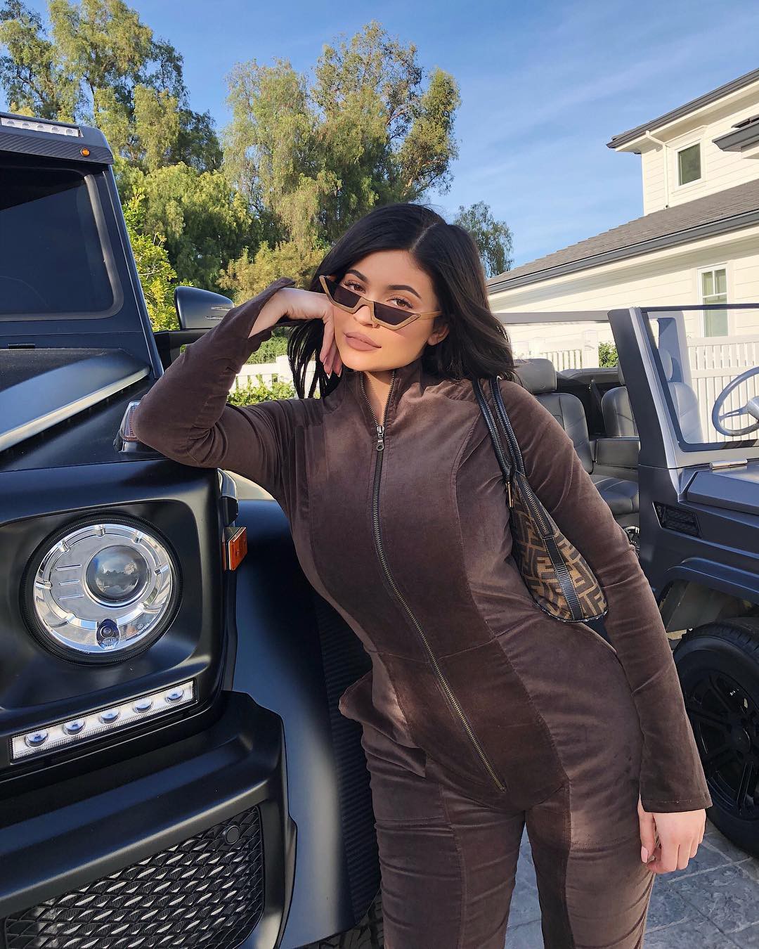 Sắm xe nôi cho con, yêu nữ mê hàng hiệu Kylie Jenner cũng phải chọn xe Fendi mới chịu! - Ảnh 7. Sắm xe nôi cho con, yêu nữ mê hàng hiệu Kylie Jenner cũng phải chọn xe Fendi mới chịu! - Ảnh 7.