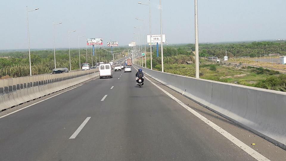 Hai thanh niên xe máy không hiểu tại sao lại thong dong ngắm cảnh trong cao tốc TP HCM - Dầu Giây - Ảnh 2. Hai thanh niên xe máy không hiểu tại sao lại thong dong ngắm cảnh trong cao tốc TP HCM - Dầu Giây - Ảnh 2.