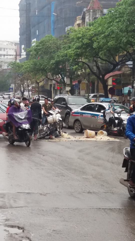 Thái Nguyên: Ô tô va chạm với xe máy chở cám lợn khiến cả con đường bốc mùi nồng nặc - Ảnh 2.