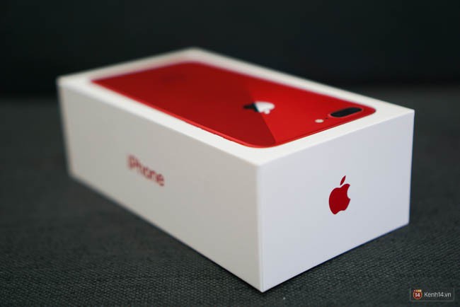 iPhone 8 Plus (PRODUCT)RED đã về làng: Viền mặt trước đen bóng, lưng kính đẹp mê ly, giá từ 20,5 triệu đồng - Ảnh 1.