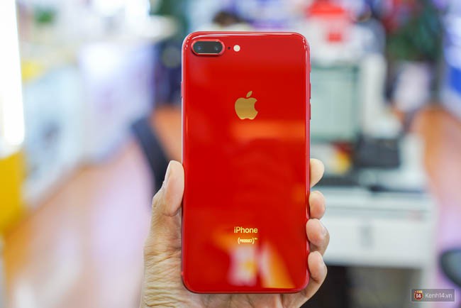 iPhone 8 Plus (PRODUCT)RED đ&atilde; về l&agrave;ng: Viền mặt trước đen b&oacute;ng, lưng k&iacute;nh đẹp m&ecirc; ly, gi&aacute; từ 20,5 triệu đồng - Ảnh 7.