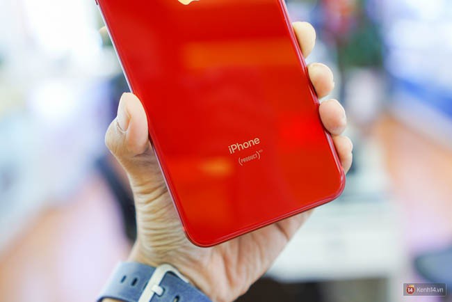 iPhone 8 Plus (PRODUCT)RED đ&atilde; về l&agrave;ng: Viền mặt trước đen b&oacute;ng, lưng k&iacute;nh đẹp m&ecirc; ly, gi&aacute; từ 20,5 triệu đồng - Ảnh 8.