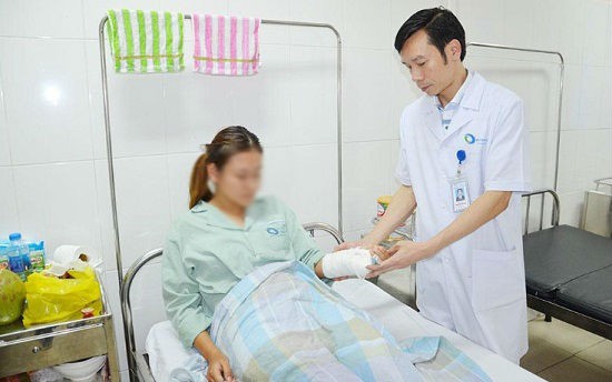 Nh&oacute;m nữ sinh lớp 12 mang tu&yacute;p sắt, b&igrave;nh hơi cay đ&aacute;nh bạn nhập viện - Ảnh 1.