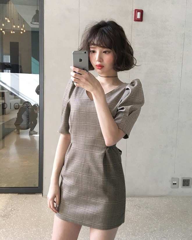 Trong loạt kiểu váy kẻ đang hot dịp đầu hè 2018, váy sơ mi vẫn là món đồ dễ mặc và luôn đẹp - Ảnh 7. Trong loạt kiểu váy kẻ đang hot dịp đầu hè 2018, váy sơ mi vẫn là món đồ dễ mặc và luôn đẹp - Ảnh 7.