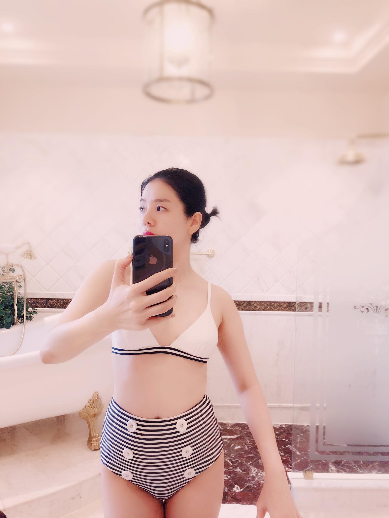 Tự tin diện bikini hai mảnh, Lệ Quyên khoe khéo body săn chắc - Ảnh 2. Tự tin diện bikini hai mảnh, Lệ Quyên khoe khéo body săn chắc - Ảnh 2.