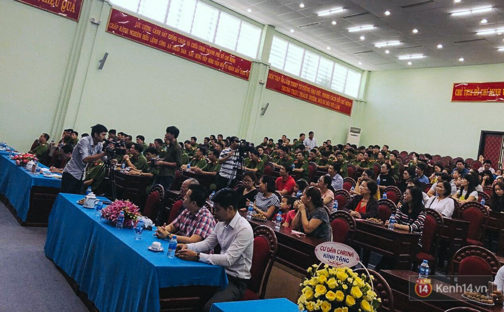 Cuộc tương phùng xúc động giữa cư dân Carina và lính cứu hoả: “Anh cứu cả gia đình nhưng lúc ấy tôi chỉ kịp hỏi tên - Ảnh 2. Cuộc tương phùng xúc động giữa cư dân Carina và lính cứu hoả: “Anh cứu cả gia đình nhưng lúc ấy tôi chỉ kịp hỏi tên - Ảnh 2.