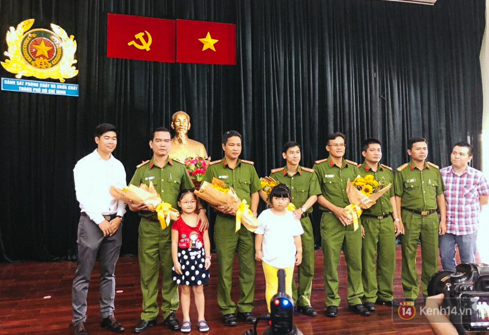 Cuộc tương phùng xúc động giữa cư dân Carina và lính cứu hoả: “Anh cứu cả gia đình nhưng lúc ấy tôi chỉ kịp hỏi tên - Ảnh 7. Cuộc tương phùng xúc động giữa cư dân Carina và lính cứu hoả: “Anh cứu cả gia đình nhưng lúc ấy tôi chỉ kịp hỏi tên - Ảnh 7.