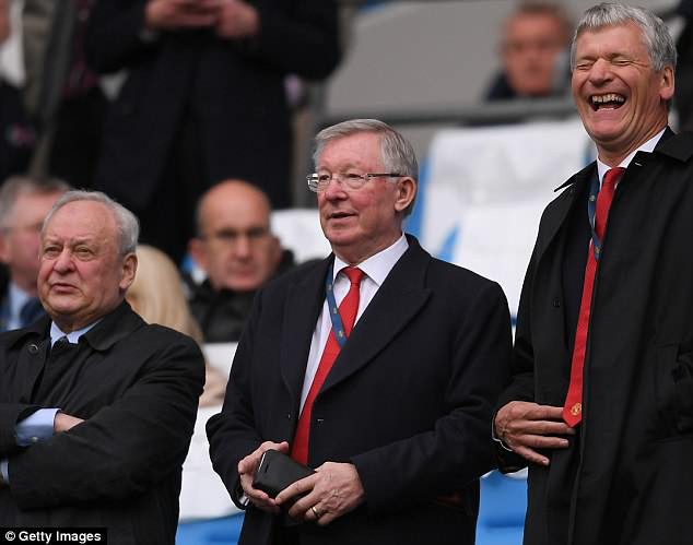 Sir Alex Ferguson kiếm tiền cực si&ecirc;u d&ugrave; đ&atilde; nghỉ hưu - Ảnh 1.