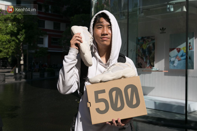 Dân tình cắm cọc qua đêm, xếp hàng kín mít tại Bitexco Sài Gòn để canh mua Yeezy 500 Blush - Ảnh 9.