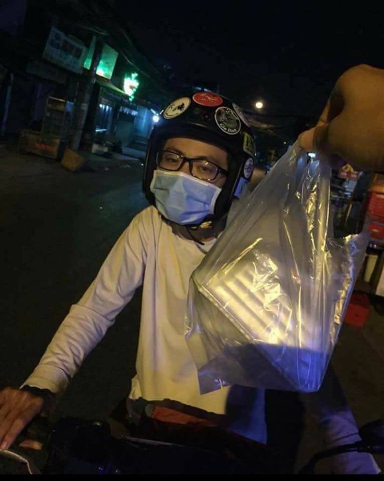 Câu chuyện Hãy yêu chàng trai chỉ còn 20k mà dám bỏ 15k để mua đồ ăn cho bạn nhận cả núi gạch đá của cư dân mạng - Ảnh 1. Câu chuyện Hãy yêu chàng trai chỉ còn 20k mà dám bỏ 15k để mua đồ ăn cho bạn nhận cả núi gạch đá của cư dân mạng - Ảnh 1.