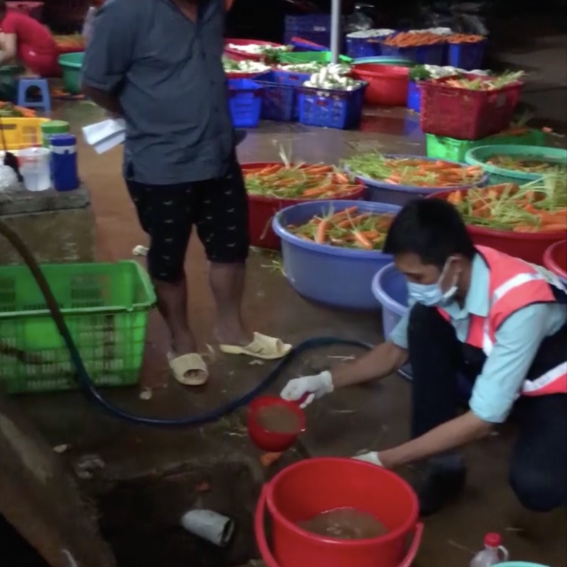 TP.HCM: Bắt quả tang 4 cơ sở dùng hóa chất độc hại tẩy trắng hơn 6 tấn củ cải, cà rốt để tuồn ra thị trường - Ảnh 1. TP.HCM: Bắt quả tang 4 cơ sở dùng hóa chất độc hại tẩy trắng hơn 6 tấn củ cải, cà rốt để tuồn ra thị trường - Ảnh 1.