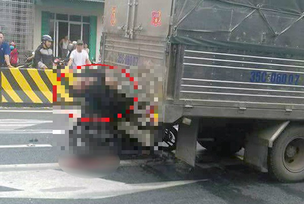 Xe máy tông trúng ô tô đang dừng đèn đỏ, nam thanh niên thiệt mạng - Ảnh 1.