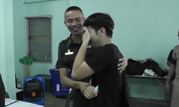Chuyện tuyển quân kiểu kiếp đỏ đen ở Thái Lan: người suy sụp ngất xỉu, người quẩy banh nóc nhà - Ảnh 1.