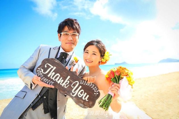 Bà xã Piko Taro (PPAP) ôm bụng bầu 8 tháng mặc váy cưới, táo và dứa trở thành vật trang trí trong hôn lễ - Ảnh 1.