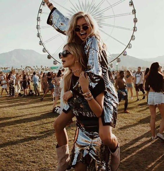 1 mét vuông đất có đến 10 cô nàng sexy, đúng chuẩn đặc sản của Coachella rồi! - Ảnh 9.