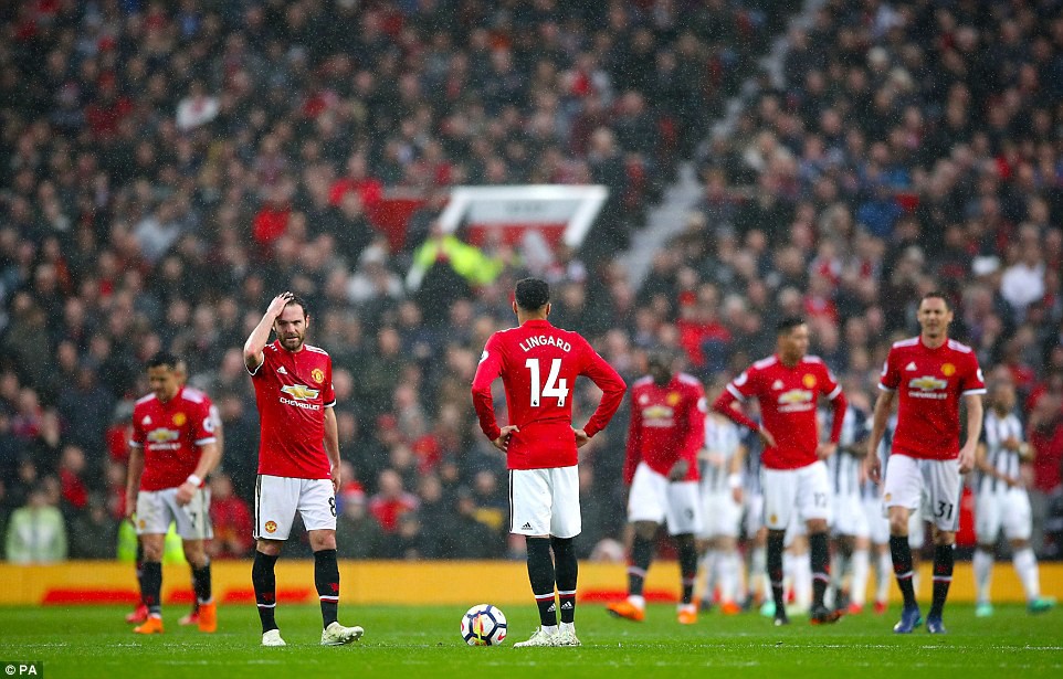 HẠ MÀN: Man Utd bại trận, dâng Cúp vô địch Premier League cho Man City - Ảnh 3.