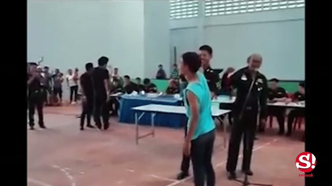 Chuyện tuyển quân kiểu kiếp đỏ đen ở Thái Lan: người suy sụp ngất xỉu, người quẩy banh nóc nhà - Ảnh 13.