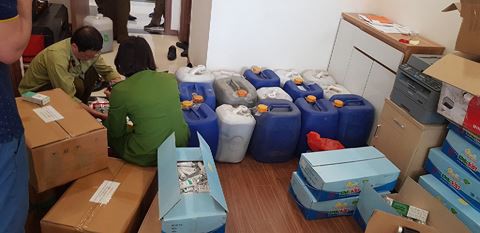 Phát hiện lượng lớn mỹ phẩm, thực phẩm chức năng sản xuất chui - Ảnh 1.
