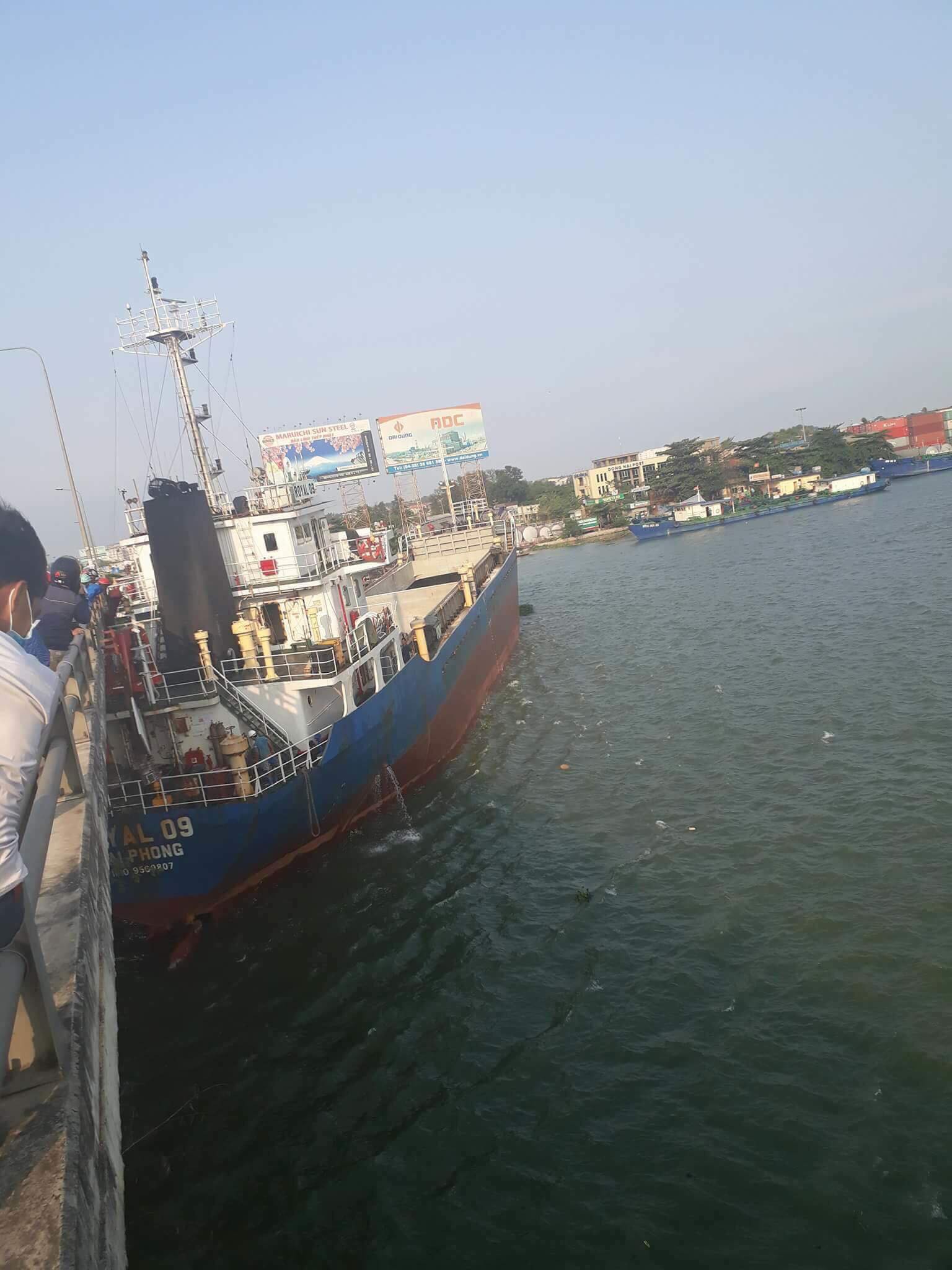 Tàu va chạm vào thành cầu Đồng Nai mắc kẹt, nhiều người dân hốt hoảng - Ảnh 1. Tàu va chạm vào thành cầu Đồng Nai mắc kẹt, nhiều người dân hốt hoảng - Ảnh 1.