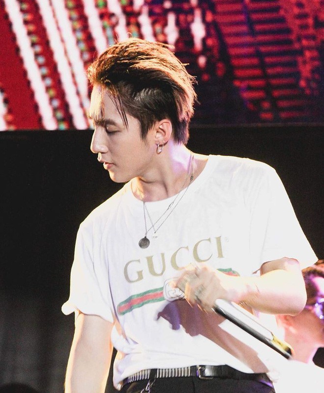 M&atilde;i mới sắm th&ecirc;m một m&oacute;n đồ hiệu cho m&igrave;nh vậy m&agrave; HHen Ni&ecirc; lại đụng h&agrave;ng với cả showbiz Việt  - Ảnh 11.