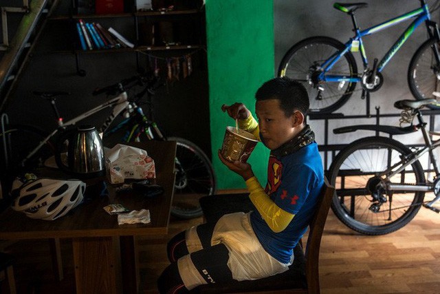 Ông bố của năm, quyết rủ cậu con trai cùng đạp xe hơn 2000km để thử thách lòng kiên trì - Ảnh 11.