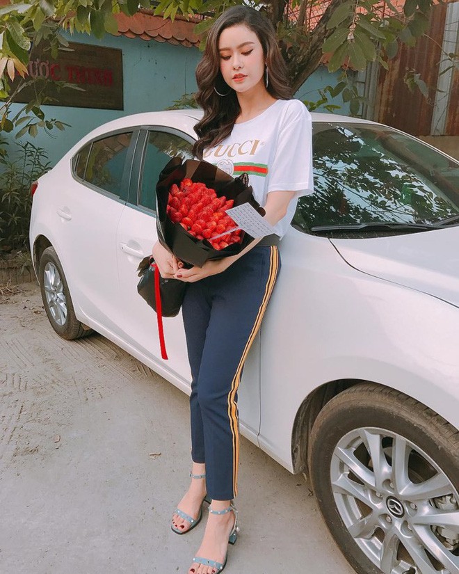 M&atilde;i mới sắm th&ecirc;m một m&oacute;n đồ hiệu cho m&igrave;nh vậy m&agrave; HHen Ni&ecirc; lại đụng h&agrave;ng với cả showbiz Việt  - Ảnh 7.