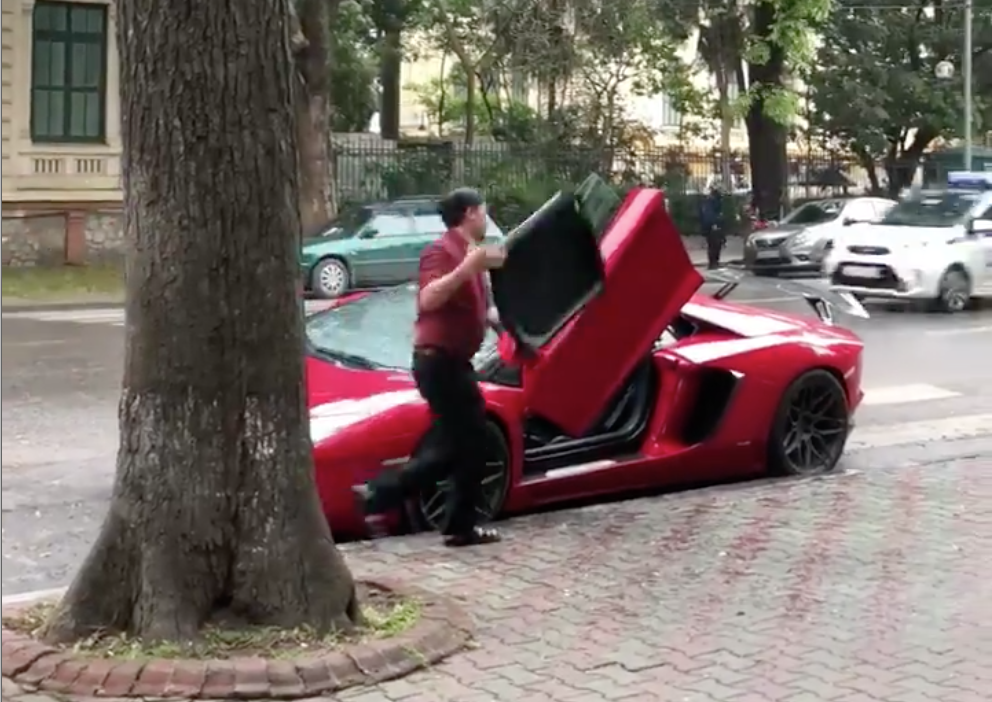 Clip "nỗi khổ của chủ xe Lamborghini mui trần khi gặp mưa" được chia sẻ khắp MXH vì quá hiếm khi được thấy tận mắt Screen-shot-2018-04-15-at-83511-pm-15237993375971679253505