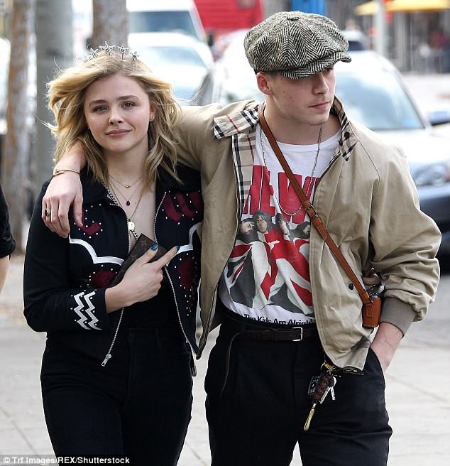 Brooklyn Beckham tán tỉnh người đẹp tóc vàng mới cao hơn cả mình tại Coachella - Ảnh 5.