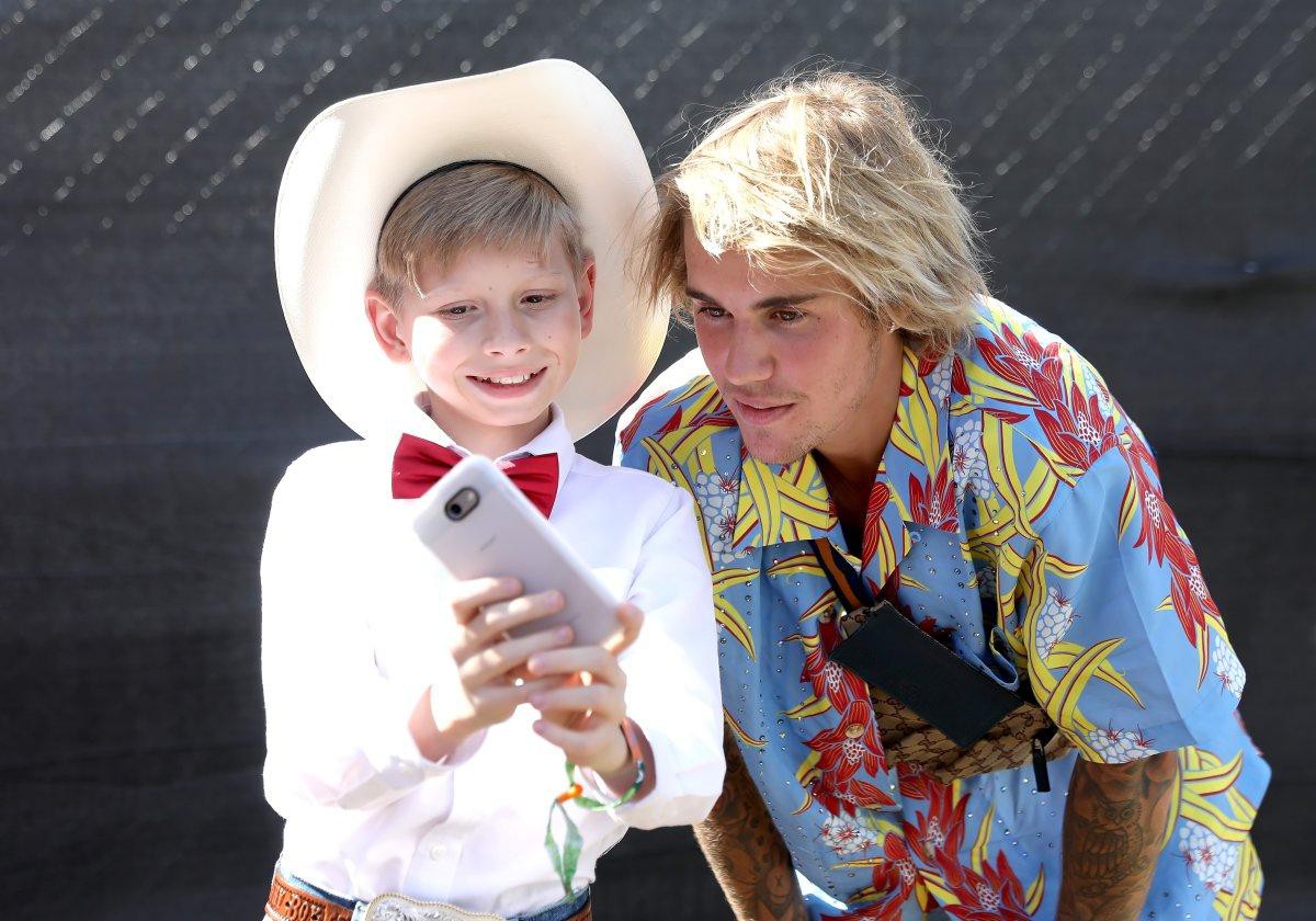 Bất bình vì cảnh hành hung phụ nữ, Justin Bieber xông vào đấm kẻ bạo lực tại Coachella - Ảnh 1. Bất bình vì cảnh hành hung phụ nữ, Justin Bieber xông vào đấm kẻ bạo lực tại Coachella - Ảnh 1.