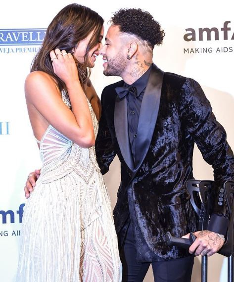 Neymar chống nạng, nồng nàn khóa môi bạn gái xinh như thiên thần - Ảnh 4.