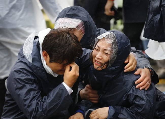 Những hình ảnh trong vụ chìm phà Sewol khiến hơn 300 người thiệt mạng vẫn khiến mọi người ám ảnh - Ảnh 11.