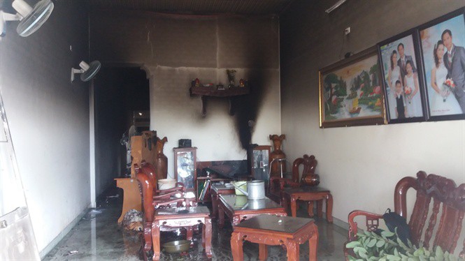 Đập tường giải cứu 3 mẹ con trong ngôi nhà bốc cháy ở Gia Lai - Ảnh 1. Đập tường giải cứu 3 mẹ con trong ngôi nhà bốc cháy ở Gia Lai - Ảnh 1.