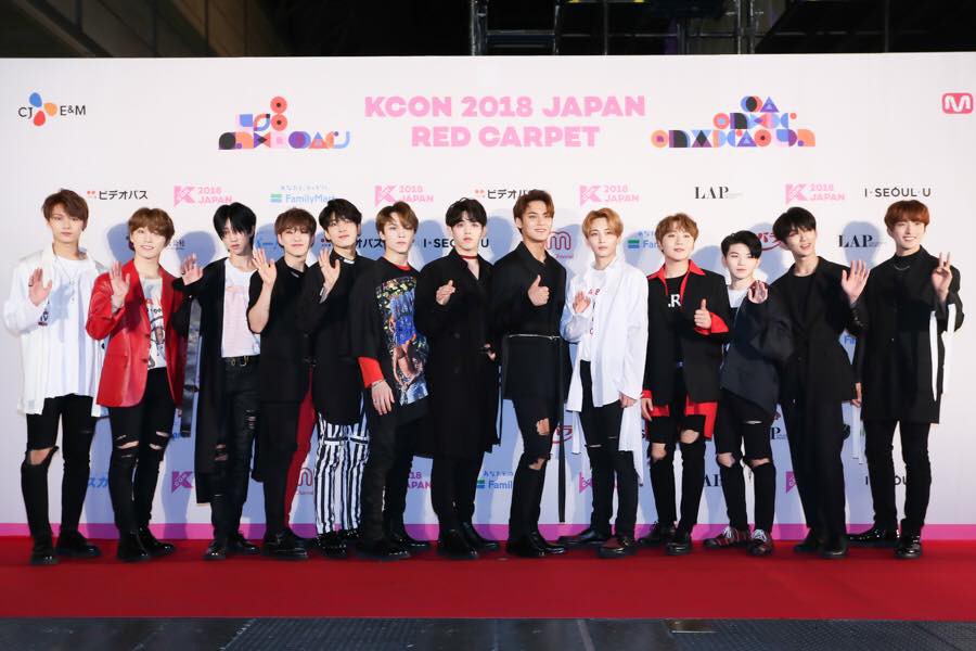 Thảm đỏ KCON 2018 Nhật: 2 nữ thần tượng bị chê xấu nhất lịch sử Kpop cùng lộ diện bên quân đoàn idol đình đám - Ảnh 21.