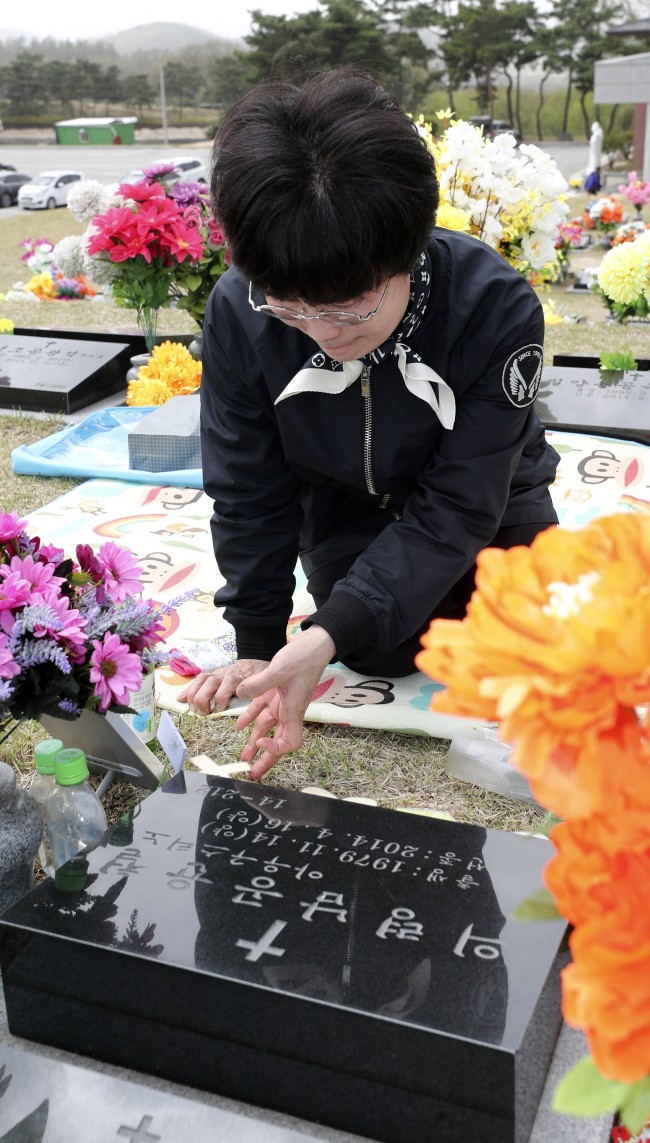 Người dân trên khắp Hàn Quốc lại thắt những dải ruy-băng vàng, tưởng nhớ nạn nhân chìm phà Sewol - Ảnh 10.