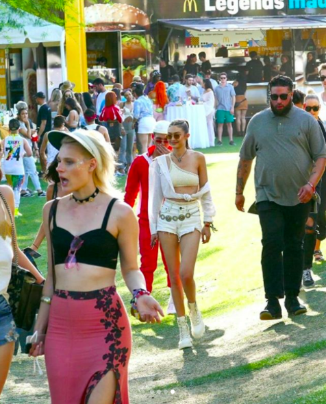 Cuộc chiến body bất phân thắng bại tại Coachella 2018: Gigi, Miley hay Kendall đều quá đẳng cấp! - Ảnh 3.