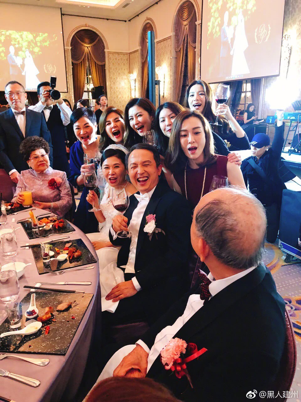 Đám cưới hoành tráng mời nửa showbiz Đài: Cô dâu năm nay đã 54 tuổi - Ảnh 1. Đám cưới hoành tráng mời nửa showbiz Đài: Cô dâu năm nay đã 54 tuổi - Ảnh 1.