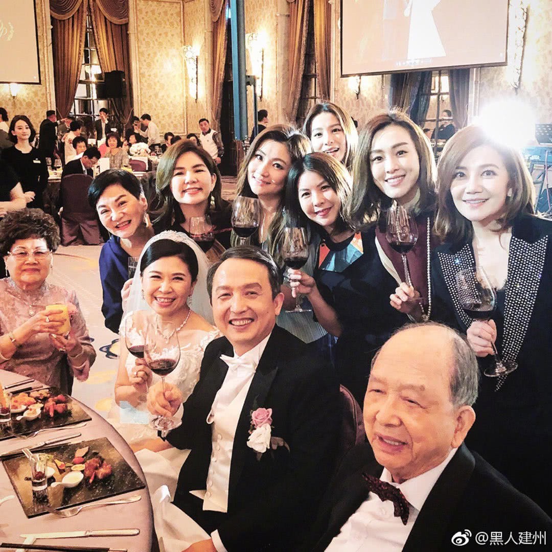 Đám cưới hoành tráng mời nửa showbiz Đài: Cô dâu năm nay đã 54 tuổi - Ảnh 5. Đám cưới hoành tráng mời nửa showbiz Đài: Cô dâu năm nay đã 54 tuổi - Ảnh 5.