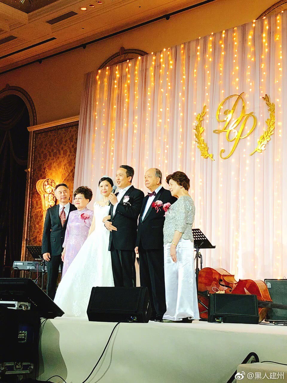 Đám cưới hoành tráng mời nửa showbiz Đài: Cô dâu năm nay đã 54 tuổi - Ảnh 7. Đám cưới hoành tráng mời nửa showbiz Đài: Cô dâu năm nay đã 54 tuổi - Ảnh 7.
