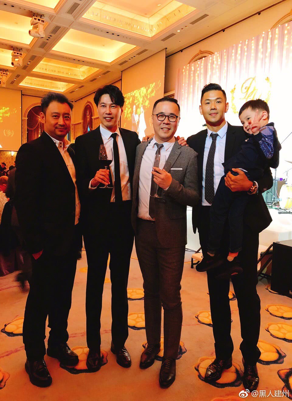 Đám cưới hoành tráng mời nửa showbiz Đài: Cô dâu năm nay đã 54 tuổi - Ảnh 8. Đám cưới hoành tráng mời nửa showbiz Đài: Cô dâu năm nay đã 54 tuổi - Ảnh 8.