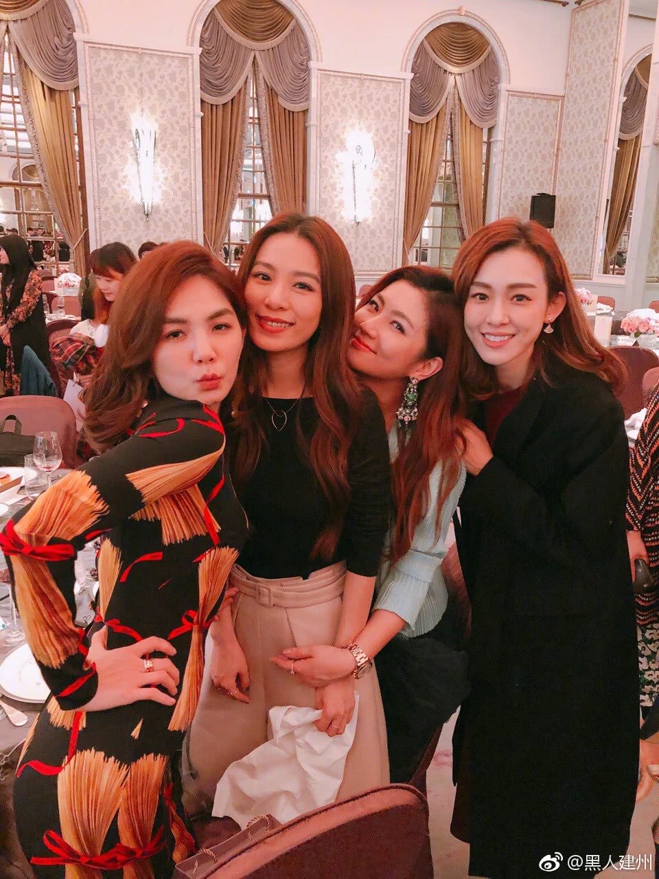 Đám cưới hoành tráng mời nửa showbiz Đài: Cô dâu năm nay đã 54 tuổi - Ảnh 9. Đám cưới hoành tráng mời nửa showbiz Đài: Cô dâu năm nay đã 54 tuổi - Ảnh 9.