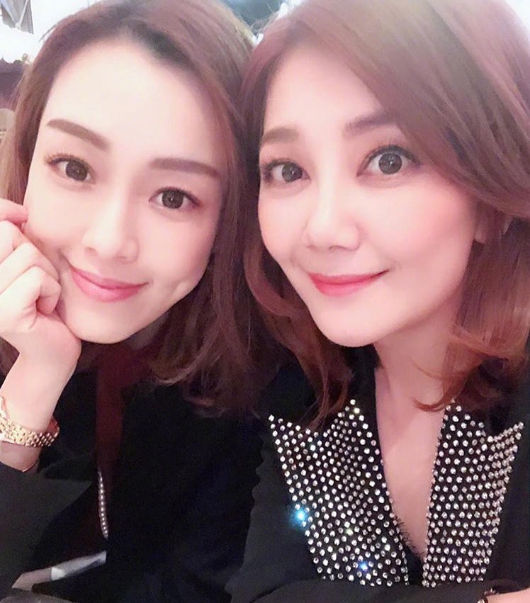 Đám cưới hoành tráng mời nửa showbiz Đài: Cô dâu năm nay đã 54 tuổi - Ảnh 10. Đám cưới hoành tráng mời nửa showbiz Đài: Cô dâu năm nay đã 54 tuổi - Ảnh 10.