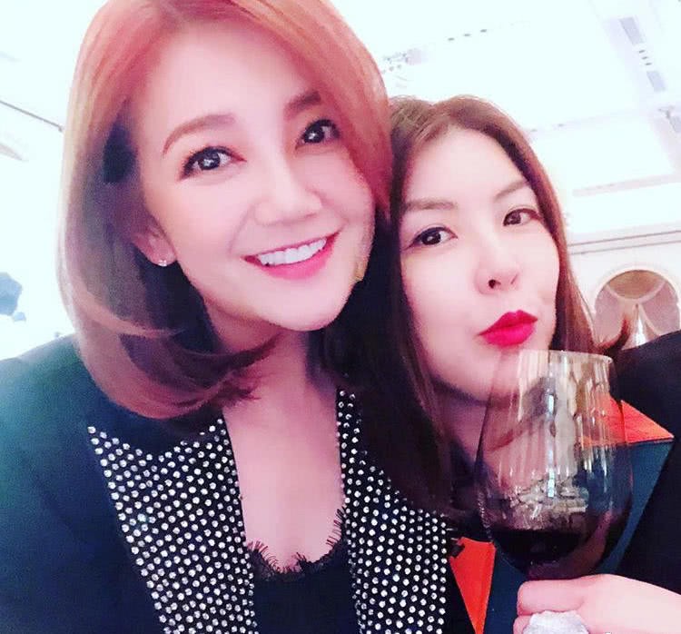 Đám cưới hoành tráng mời nửa showbiz Đài: Cô dâu năm nay đã 54 tuổi - Ảnh 11. Đám cưới hoành tráng mời nửa showbiz Đài: Cô dâu năm nay đã 54 tuổi - Ảnh 11.