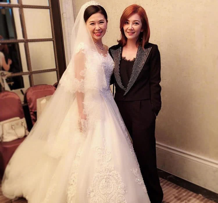 Đám cưới hoành tráng mời nửa showbiz Đài: Cô dâu năm nay đã 54 tuổi - Ảnh 13. Đám cưới hoành tráng mời nửa showbiz Đài: Cô dâu năm nay đã 54 tuổi - Ảnh 13.