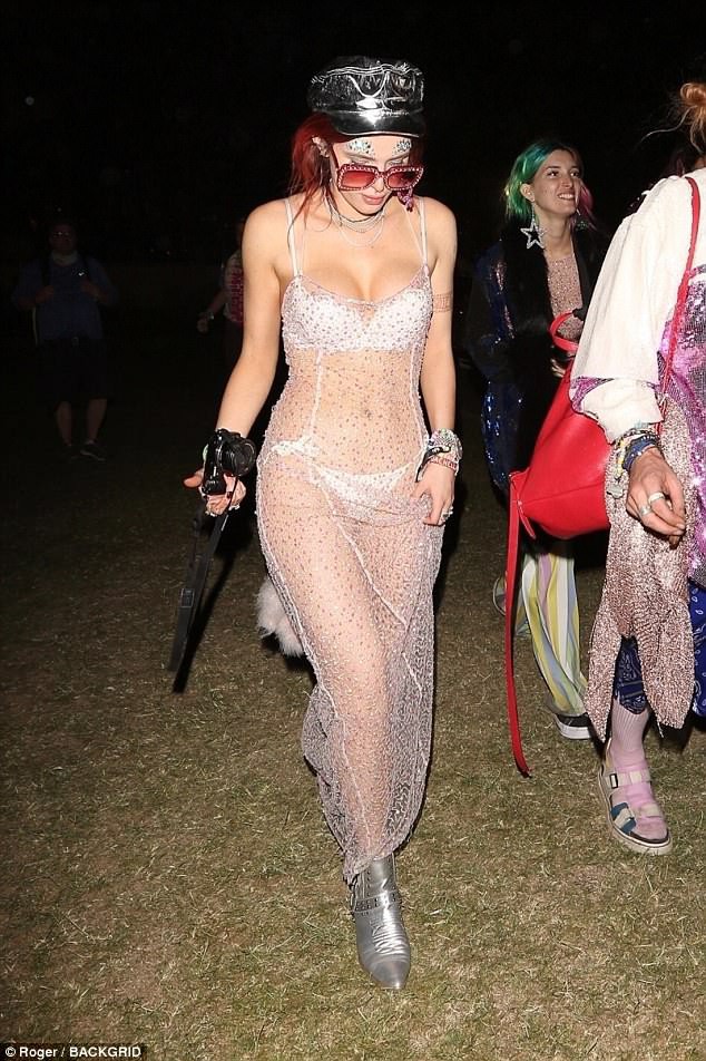 Bella Thorne mặc như không, để bạn trai hôn vòng 1 giữa lễ hội Coachella đông người - Ảnh 1.