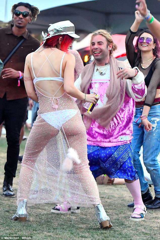 Bella Thorne mặc như không, để bạn trai hôn vòng 1 giữa lễ hội Coachella đông người - Ảnh 3.