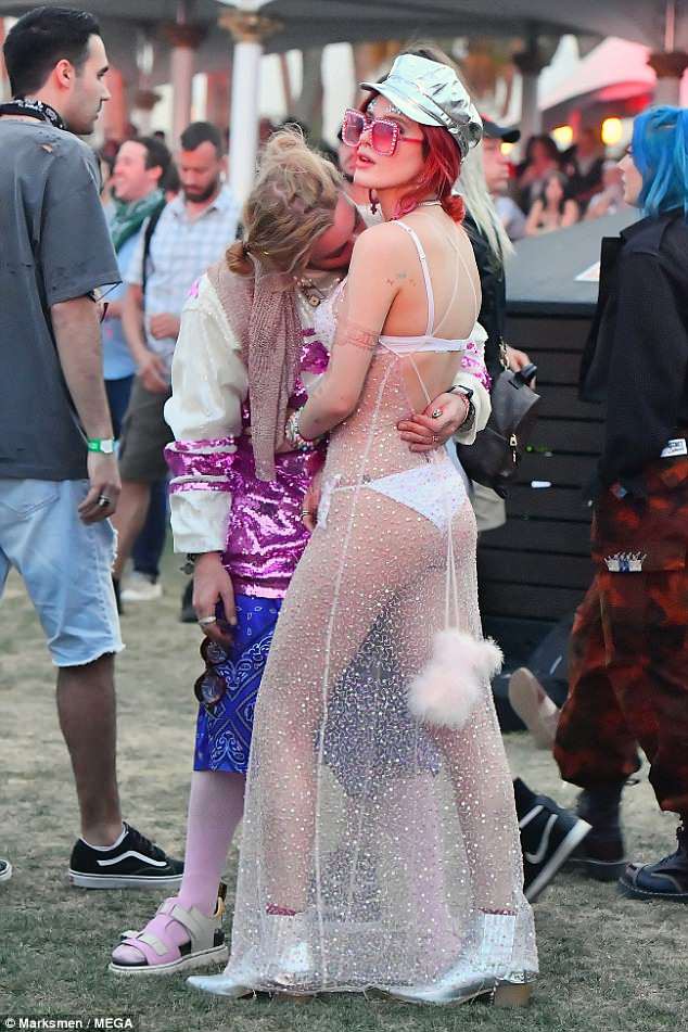 Bella Thorne mặc như không, để bạn trai hôn vòng 1 giữa lễ hội Coachella đông người - Ảnh 2.