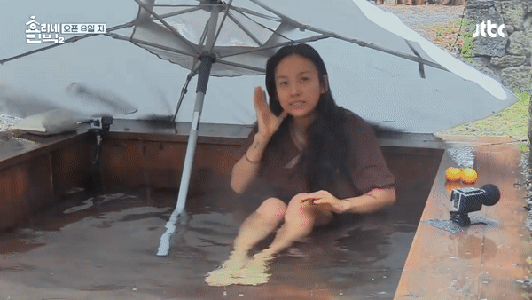 Lãng mạn như vợ chồng Hyori: Che dù cùng ngồi ngâm bồn tắm... dưới mưa - Ảnh 2.