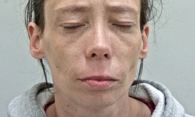 Vứt con g&aacute;i xuống đất dẫn đến tử vong, người mẹ bất nh&acirc;n khiến cả phi&ecirc;n t&ograve;a phẫn nộ v&igrave; đổ tội cho chồng - Ảnh 1.