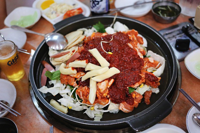 Mê Dak galbi nhưng ít người biết món gà xào bắp cải này từng là món ăn của sinh viên nghèo xứ Hàn Quốc - Ảnh 11.