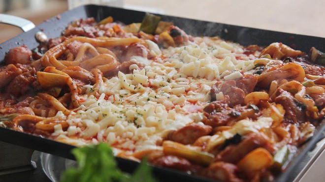 Mê Dak galbi nhưng ít người biết món gà xào bắp cải này từng là món ăn của sinh viên nghèo xứ Hàn Quốc - Ảnh 12.